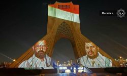 نور پردازی برج آزادی با پرچم یمن و تصویری از رهبران انصارالله یمن