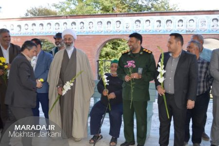 عطرافشانی گلزار شهدای شهر سورک به مناسبت هفته بسیج / عکس