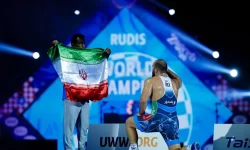 نشان پهلوانی در قاب ادای احترام امیرحسین زارع به پرچم ایران بیش از طلای جهانی بر دل مردم نشست